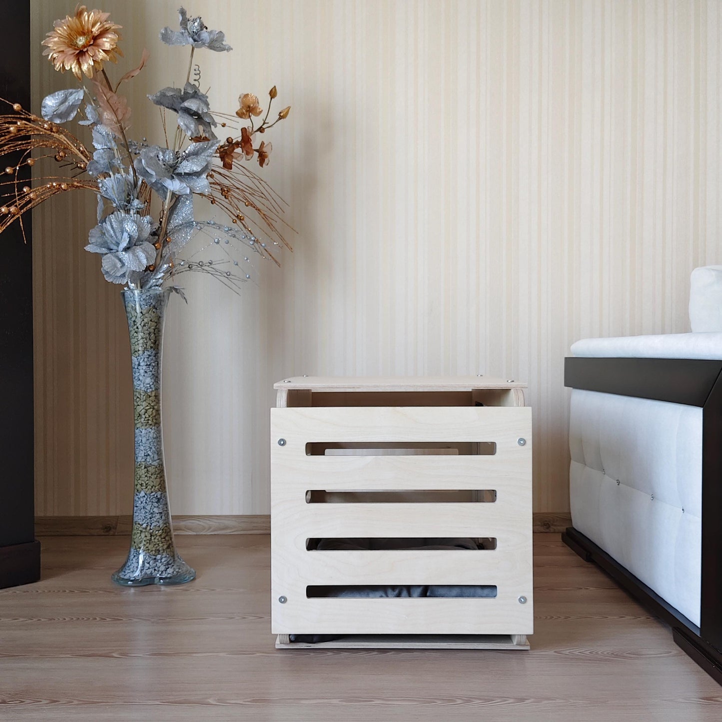 Handmade Dog Kennel: Modern Wooden Dog House